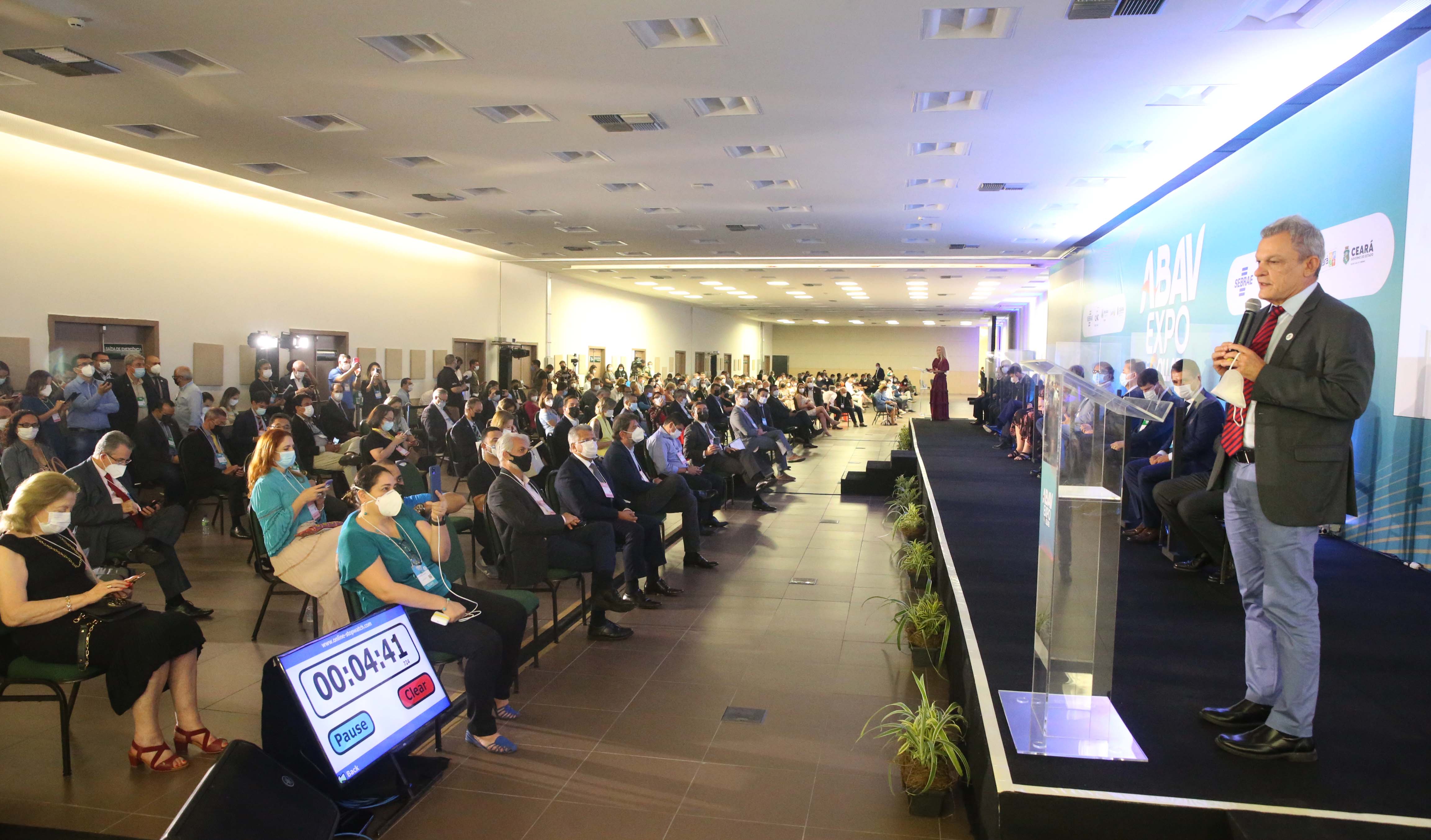 Sarto discursa em um auditório